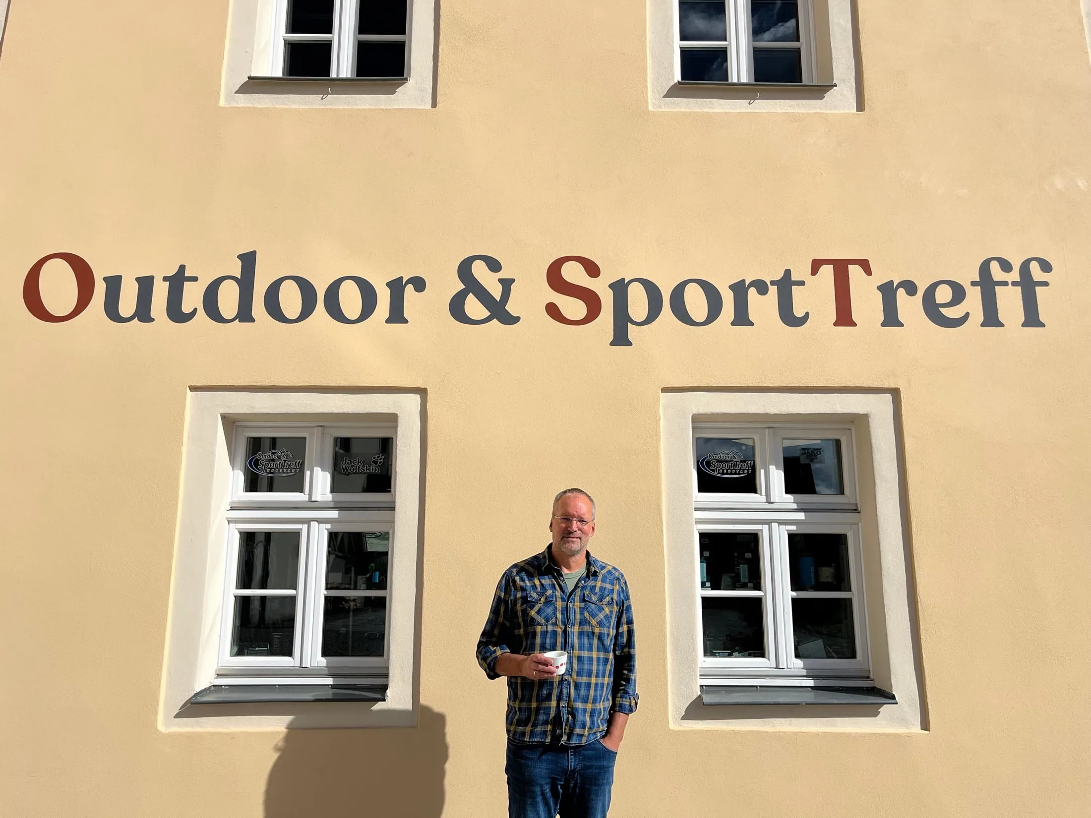 Matthias Arlt vor dem Outdoor- & Sportreff am Markt in Neustadt in Sachsen