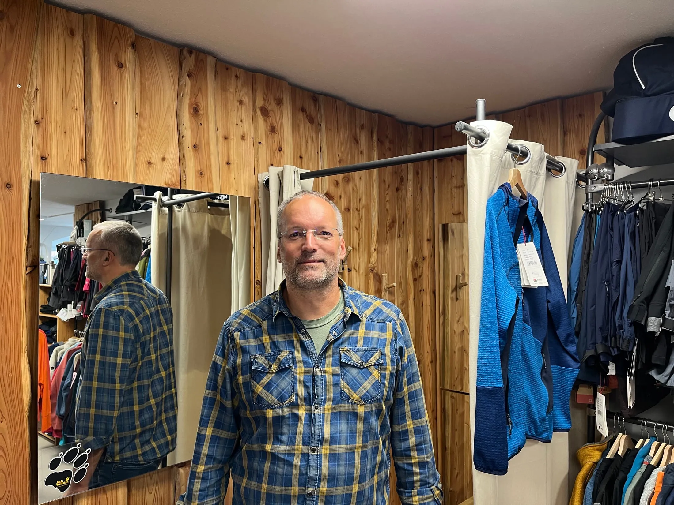 Matthias Arlt zwischen Outdoorjacken im Outdoor- & Sportreff Neustadt
