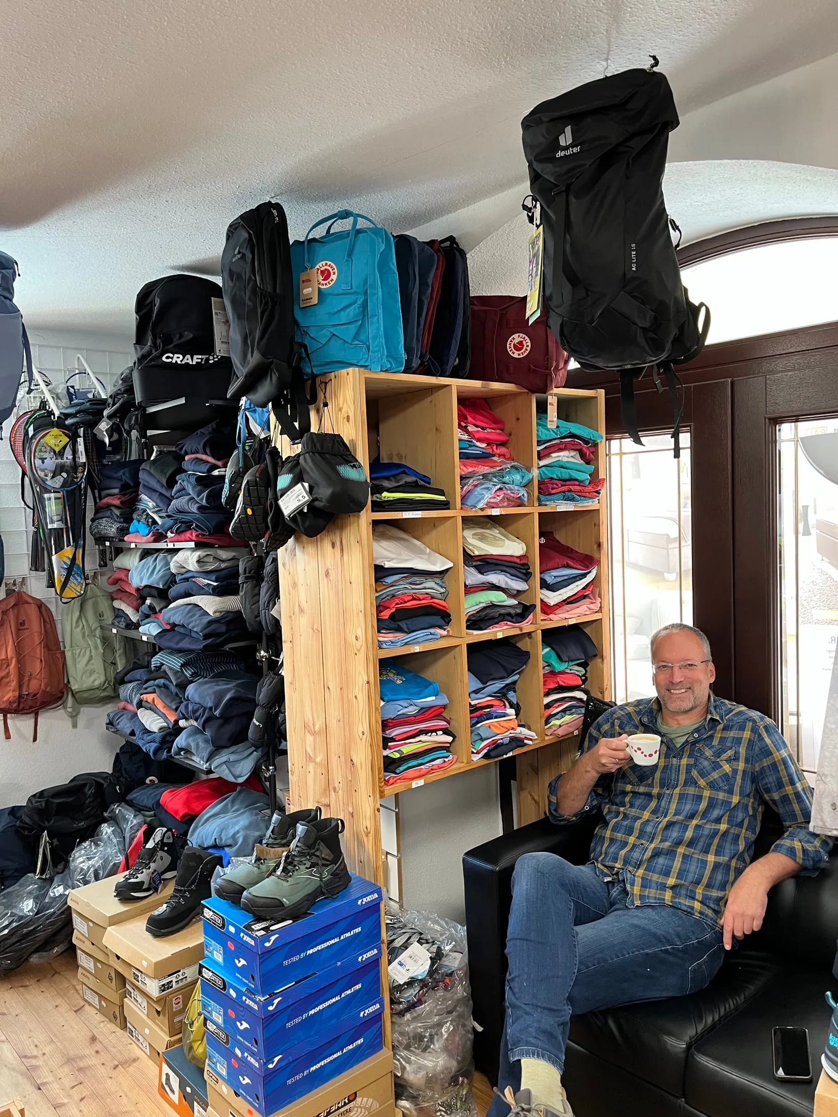 Matthias Arlt im Verkaufsraum des Outdoor- & Sportreff Neustadt