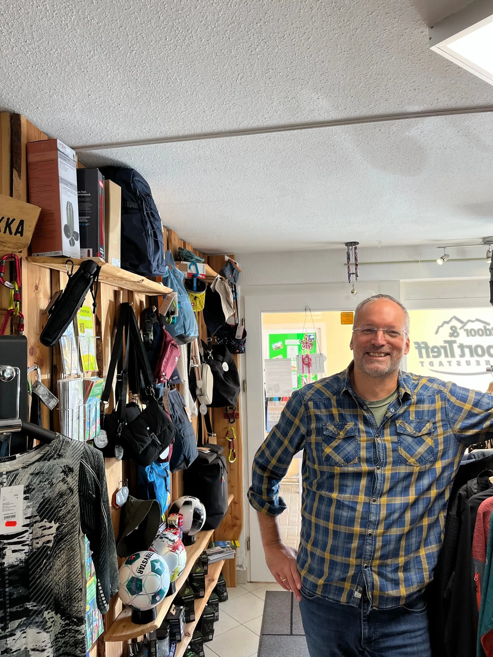 Matthias Arlt, Inhaber des Outdoor- & Sportreff Neustadt, in seinem Laden