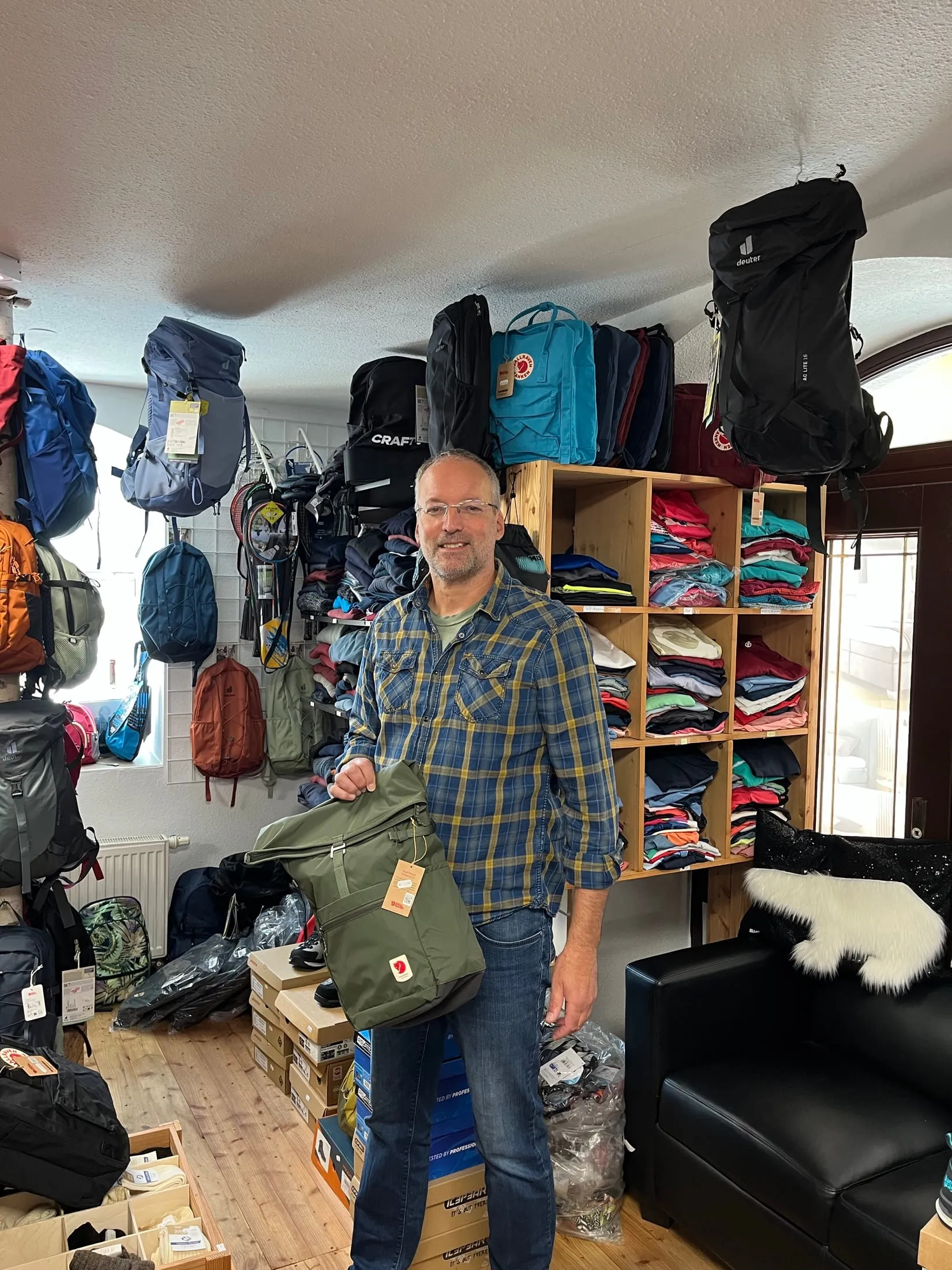 Matthias Arlt mit einem Rucksack im Outdoor- & Sportreff Neustadt
