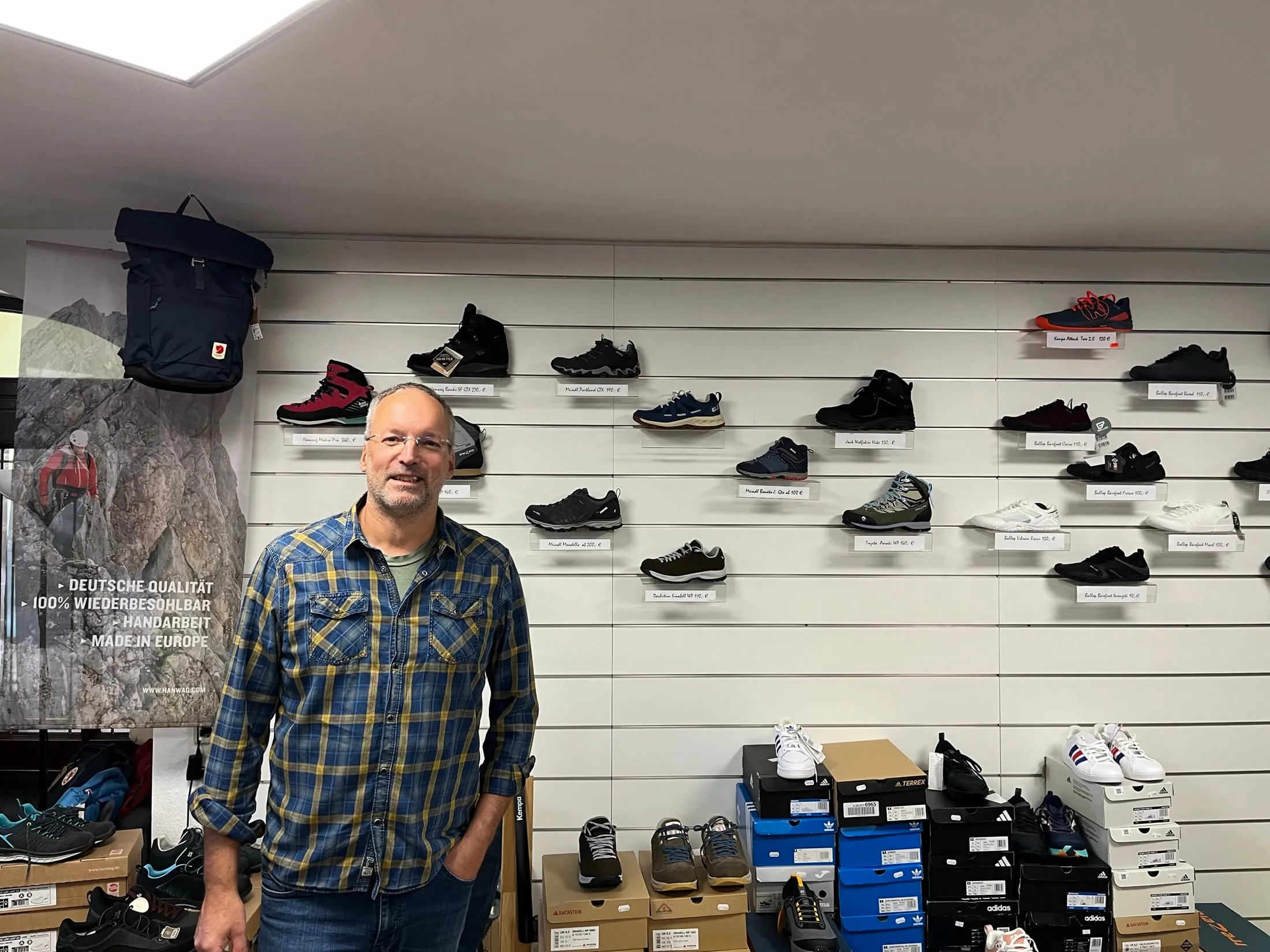 Matthias Arlt an der Schuhwand im Outdoor- & Sportreff Neustadt
